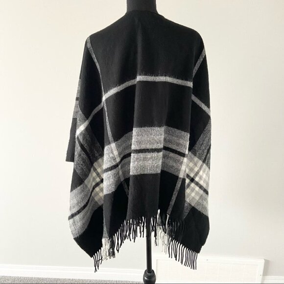 V. FRAAS Made in Germany Plaid Shawl - Picture 2 of 12